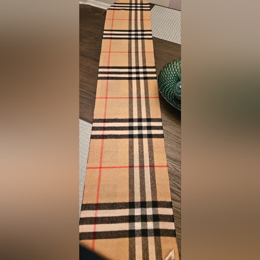 LIKE NEW Burberry Classic Nova Check Cashmere Scarf - Reversible Geo Pattern - Picture 3 of 8